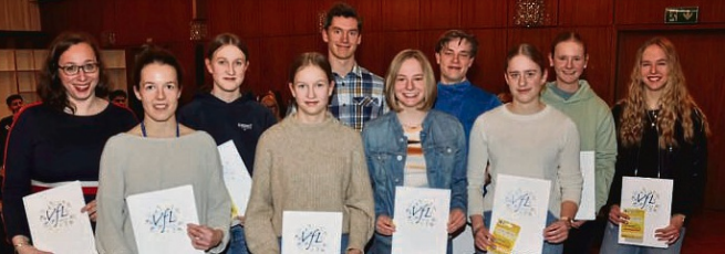 Für ihre sportlichen Leistungen wurden diese VfL-Mitglieder ausgezeichnet: Annika Hartmann (2. von links), Relin Merhoff , Lukas Weber, Henrike Wölker, Johanna Horn, Paulina Horn, Philipp Grummann, Antonia Wölker, Lennard Wölker, Celine Bastrone, Finja Brühne, Madn Andebrhan sowie Barbara-Maria Birke (links). FOTOS: ELMAR SCHULTEN